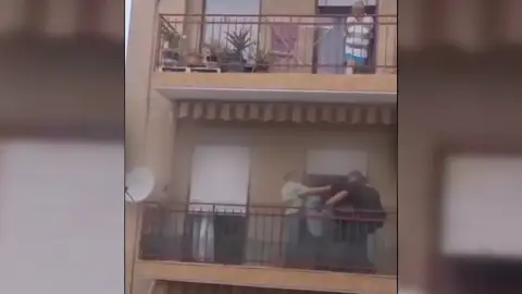 Un hombre con un cuchillo y en pleno brote psicótico causa el pánico en Elche: "¡Alá es grande!" Un hombre con un cuchillo y en pleno brote psicótico causa el pánico en Elche: "¡Alá es grande!"