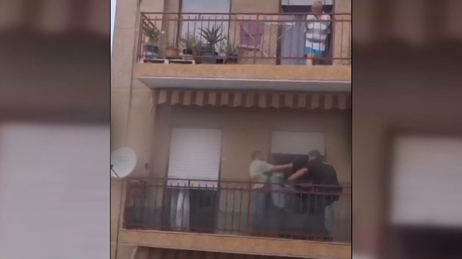 Un hombre con un cuchillo y en pleno brote psicótico causa el pánico en Elche: 