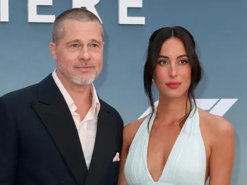 Brad Pitt y su novia Ines de Ramon en la premiere de F1 en Nueva York Brad Pitt y su novia Ines de Ramon en la premiere de F1 en Nueva York