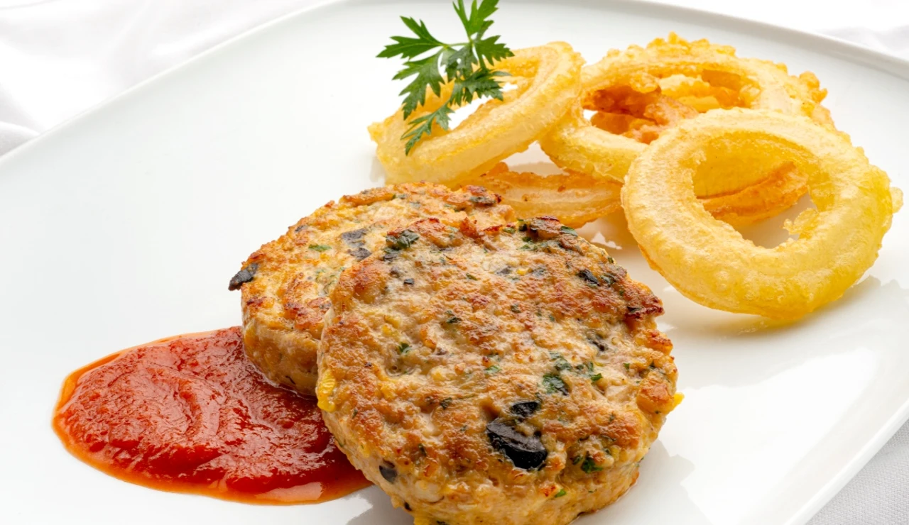Hamburguesa de pollo con aros de cebolla