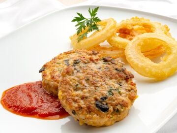 Hamburguesa de pollo con aros de cebolla