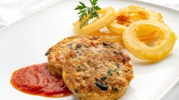 Hamburguesa de pollo con aros de cebolla