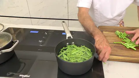 Calienta agua en un cazo, introduce las judías Calienta agua en un cazo, introduce las judías