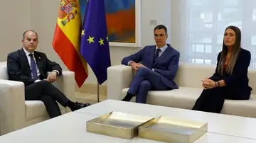 El presidente del Gobierno, Pedro Sánchez, mantiene un encuentro con secretario general de JxCat, Jordi Turull (i), y con Míriam Nogueras, portavoz del partido en el Congreso de los Diputados, en el Palacio de la Moncloa El presidente del Gobierno, Pedro Sánchez, mantiene un encuentro con secretario general de JxCat, Jordi Turull (i), y con Míriam Nogueras, portavoz del partido en el Congreso de los Diputados, en el Palacio de la Moncloa