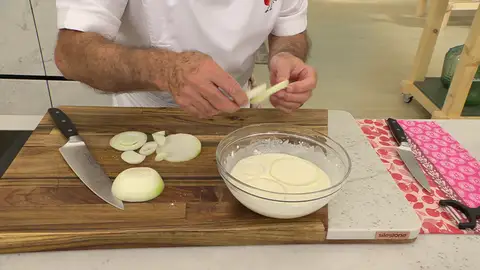 Agrega la levadura, el agua y una pizca de sal Agrega la levadura, el agua y una pizca de sal