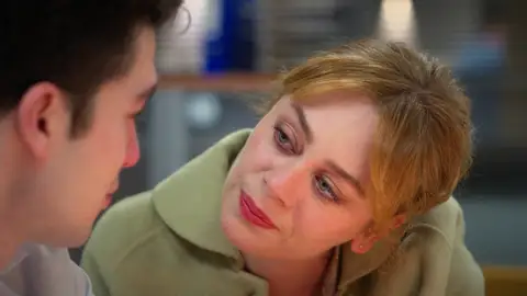 Uras se viene abajo y Bahar lo obliga a mirar de frente su nueva vida: “No actúes como tu padre” Uras se viene abajo y Bahar lo obliga a mirar de frente su nueva vida: “No actúes como tu padre”