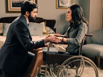 Raúl decide renunciar a su trabajo en casa de los De la Reina, pero María se lo impide: “Te necesito”