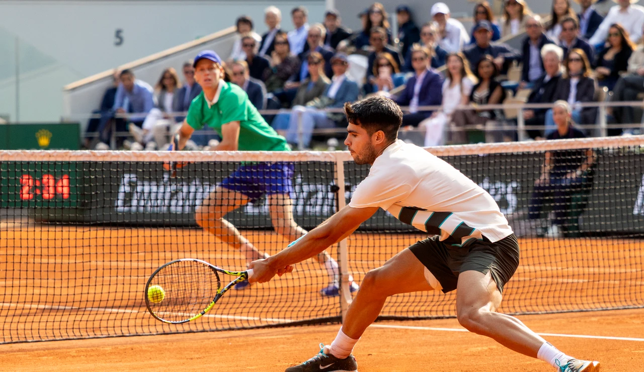Alcaraz y Sinner disputan un punto en la final de Roland Garros