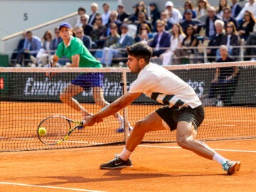 Alcaraz y Sinner disputan un punto en la final de Roland Garros