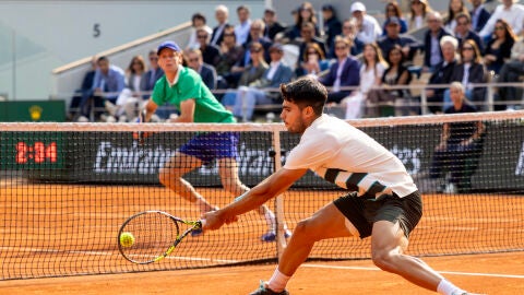 Alcaraz y Sinner disputan un punto en la final de Roland Garros