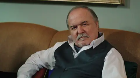 Halis acepta a los Sanli en la mansión, pero excluye a Orhan del nuevo negocio familiar Halis acepta a los Sanli en la mansión, pero excluye a Orhan del nuevo negocio familiar