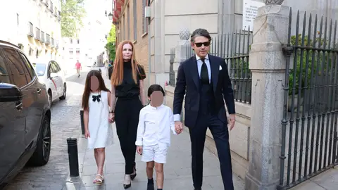 Olivia de Borbón junto a su marido, Julián Porras, y sus hijos en el funeral de su padre, Francisco de Borbón Olivia de Borbón junto a su marido, Julián Porras, y sus hijos en el funeral de su padre, Francisco de Borbón