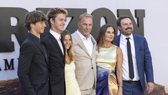 Kevin Costner con sus hijos