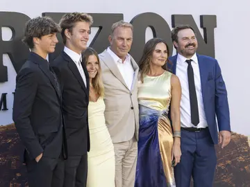 Kevin Costner con sus hijos Kevin Costner con sus hijos