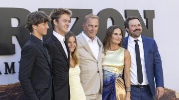 Kevin Costner con sus hijos