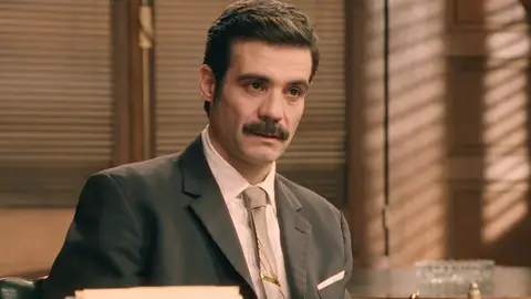 Don Pedro intenta camelarse a Joaquín invitándole a la cena del círculo de empresarios Don Pedro intenta camelarse a Joaquín invitándole a la cena del círculo de empresarios