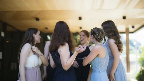 Invitadas en una boda Invitadas en una boda