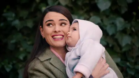 El precioso momento de Fina con uno de los bebés de la casa cuna El precioso momento de Fina con uno de los bebés de la casa cuna