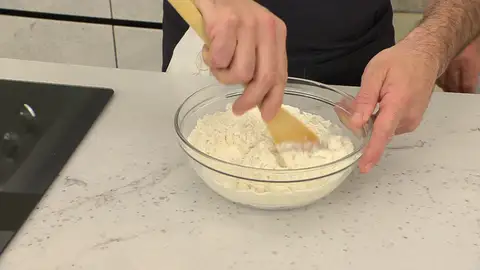 Tapa la mezcla con film de cocina Tapa la mezcla con film de cocina