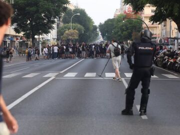 Trabajadores en huelga del sector del metal se manifiestan por la avenida principal de Cádiz