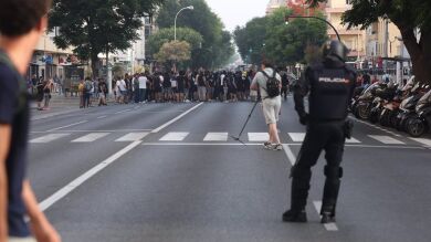Huelga del metal: Carreteras cortadas, trenes afectados, barricadas y momentos de tensión entre trabajadores y policía 