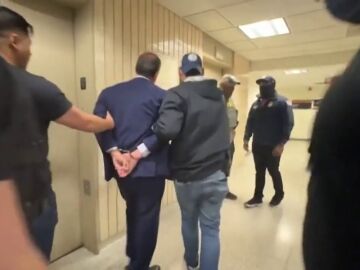 El candidato a la Alcaldía de Nueva York detenido por defender a un inmigrante fuera del Tribunal 