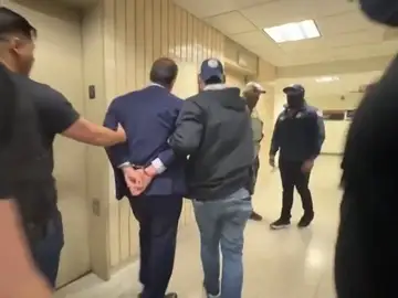 El candidato a la Alcaldía de Nueva York detenido por defender a un inmigrante fuera del Tribunal El candidato a la Alcaldía de Nueva York detenido por defender a un inmigrante fuera del Tribunal