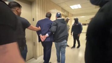 El candidato a la Alcaldía de Nueva York detenido por defender a un inmigrante fuera del Tribunal 