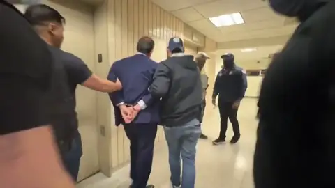 El candidato a la Alcaldía de Nueva York detenido por defender a un inmigrante fuera del Tribunal El candidato a la Alcaldía de Nueva York detenido por defender a un inmigrante fuera del Tribunal
