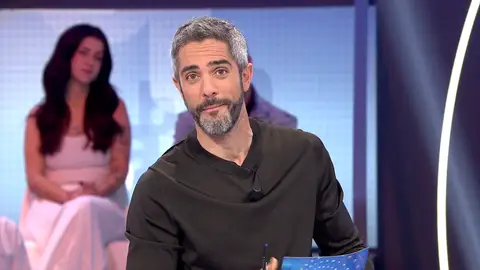 Roberto Leal se confunde en directo con las cifras de Manu y deja una divertida explicación Roberto Leal se confunde en directo con las cifras de Manu y deja una divertida explicación