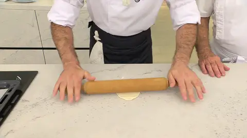 Extiéndela un poco dándole forma triangular Extiéndela un poco dándole forma triangular