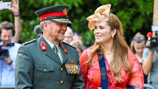 Guillermo de Holanda y su hija Amalia, con el brazo en cabestrillo, en un acto oficial