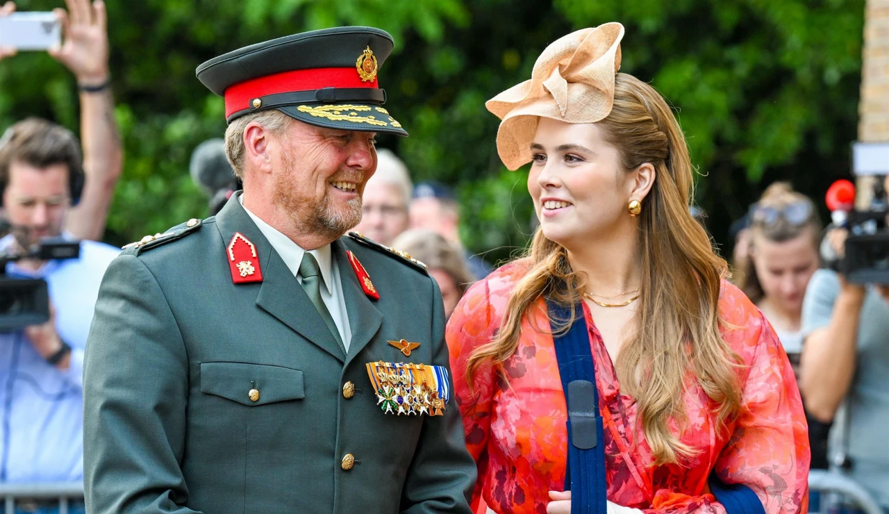 Guillermo de Holanda y su hija Amalia, con el brazo en cabestrillo, en un acto oficial