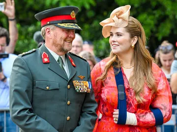 Guillermo de Holanda y su hija Amalia, con el brazo en cabestrillo, en un acto oficial Guillermo de Holanda y su hija Amalia, con el brazo en cabestrillo, en un acto oficial