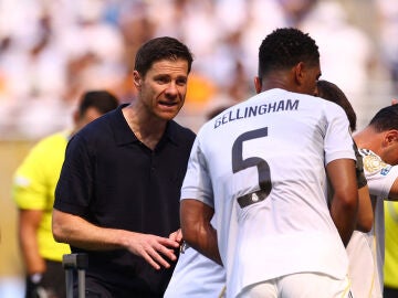 Xabi Alonso dando instrucciones a Bellingham en el Mundial de Clubes
