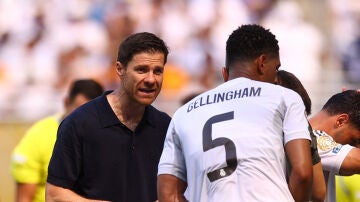 Xabi Alonso dando instrucciones a Bellingham en el Mundial de Clubes