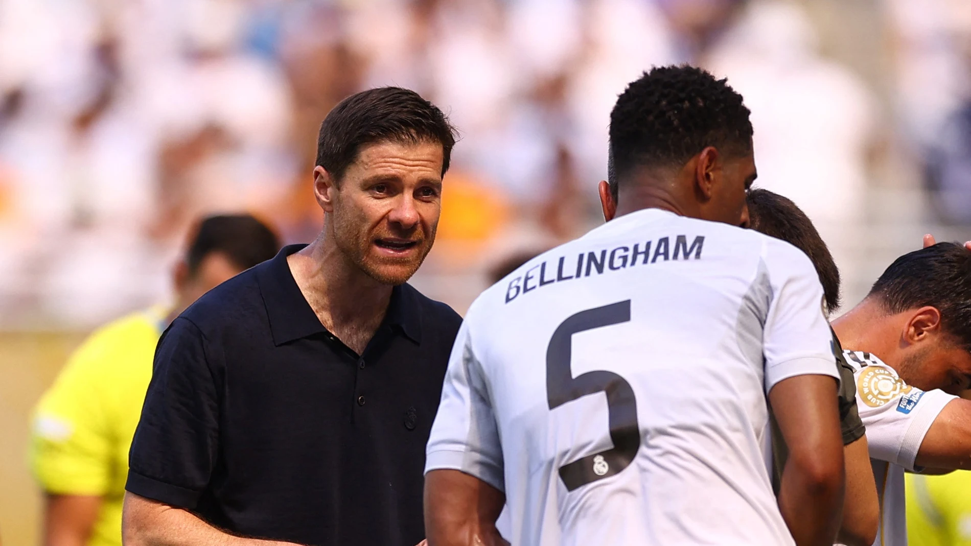 Xabi Alonso dando instrucciones a Bellingham en el Mundial de Clubes Xabi Alonso dando instrucciones a Bellingham en el Mundial de Clubes