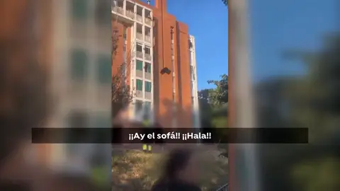 Lanza muebles de los okupas Lanza muebles de los okupas