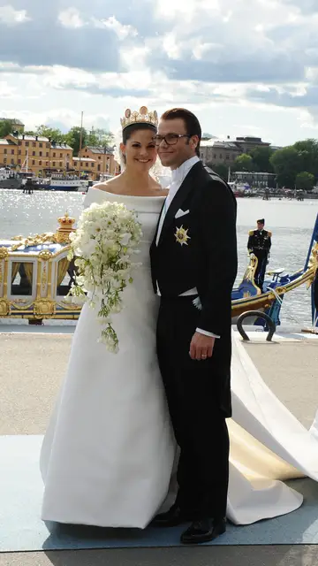 Victoria de Suecia con Daniel Westling en su boda Victoria de Suecia con Daniel Westling en su boda