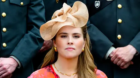 Amalia de Holanda, con un tocado de rafia en un acto oficial Amalia de Holanda, con un tocado de rafia en un acto oficial