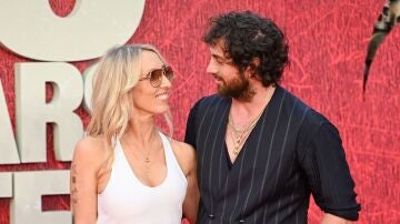 Aaron Taylor-Johnson con su mujer Sam Taylor-Johnson en la premiere de 28 años después, en Londres