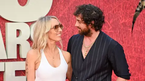Aaron Taylor-Johnson con su mujer Sam Taylor-Johnson en la premiere de 28 años después, en Londres Aaron Taylor-Johnson con su mujer Sam Taylor-Johnson en la premiere de 28 años después, en Londres