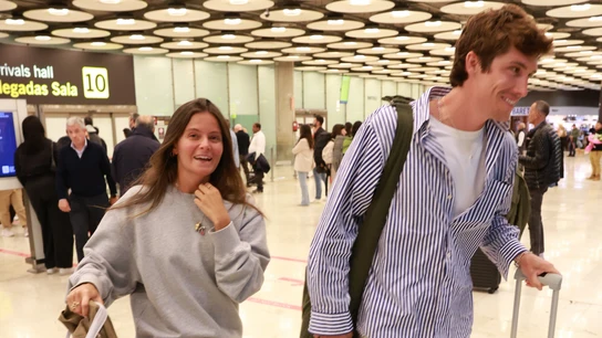 Bea Gimeno y Nacho Aragón, en el aeropuerto de Madrid Bea Gimeno y Nacho Aragón, en el aeropuerto de Madrid