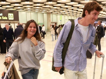 Bea Gimeno y Nacho Arag&oacute;n, en el aeropuerto de Madrid