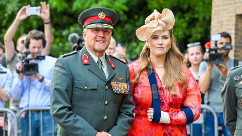 Guillermo de Holanda y su hija Amalia, con el brazo en cabestrillo, en un acto oficial