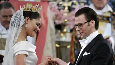 Victoria de Suecia con Daniel Westling intercambiando los anillos Victoria de Suecia con Daniel Westling intercambiando los anillos
