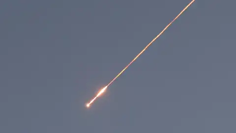 Un misil balístico en el cielo sobre Jerusalén, Israel Un misil balístico en el cielo sobre Jerusalén, Israel
