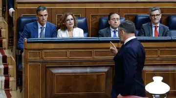 El líder de Vox, Santiago Abascal (de espaldas) abandona el Congreso El líder de Vox, Santiago Abascal (de espaldas) abandona el Congreso