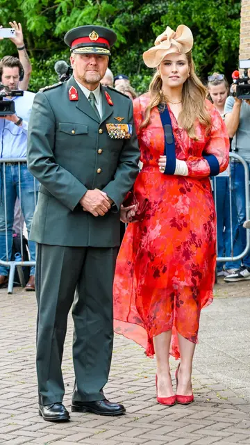 Guillermo de Holanda y su hija Amalia, con el brazo en cabestrillo, en un acto oficial Guillermo de Holanda y su hija Amalia, con el brazo en cabestrillo, en un acto oficial