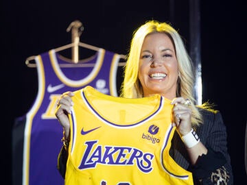 Jeanie Buss seguirá como gobernadora de los Lakers